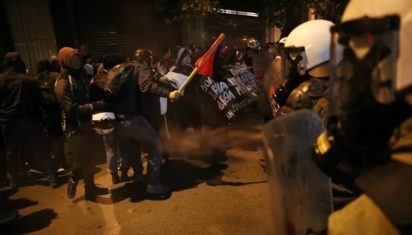 La polizia uccide in Grecia