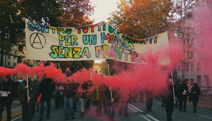 Antimilitaristә per le strade di Torino