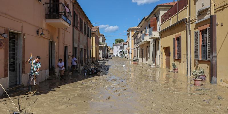 Alluvione nelle Marche: Spalare via la logica del profitto e del saccheggio