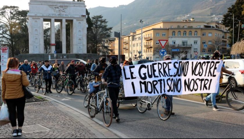 Bolzano: critical mass contro la guerra