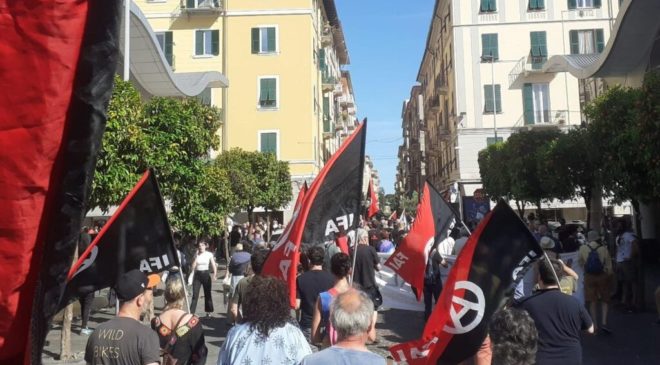 Una pace senza confini e senza nazionalismi. Oltre 2000 a La Spezia contro la guerra e chi la arma.